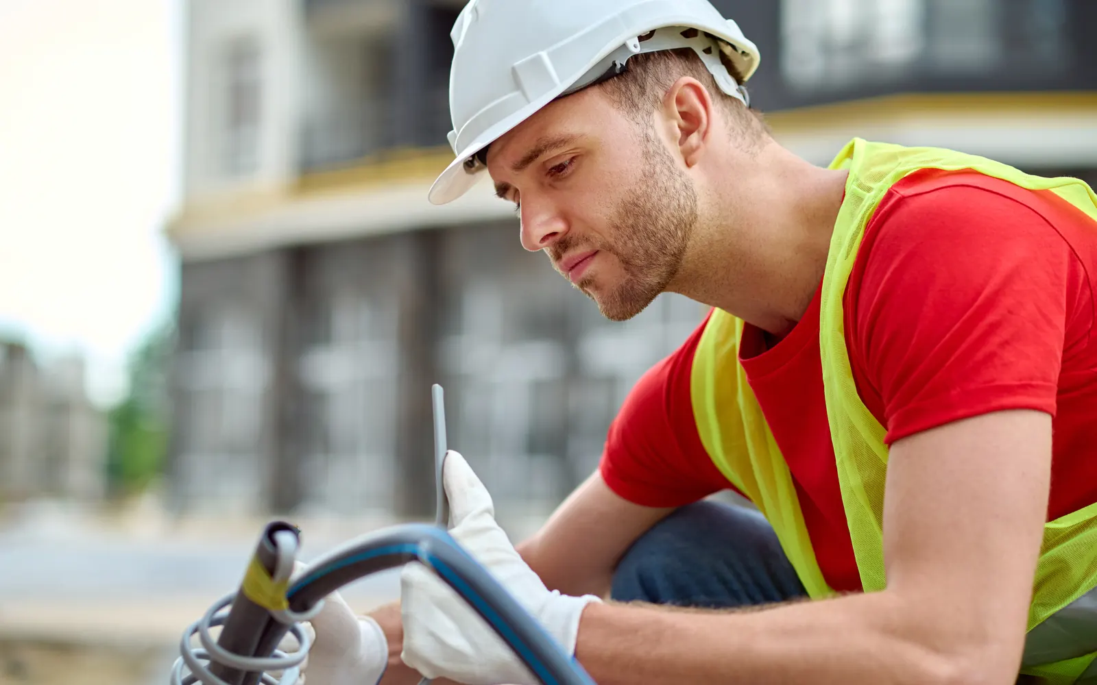 Monteur mit Schutzhelm auf einer Baustelle