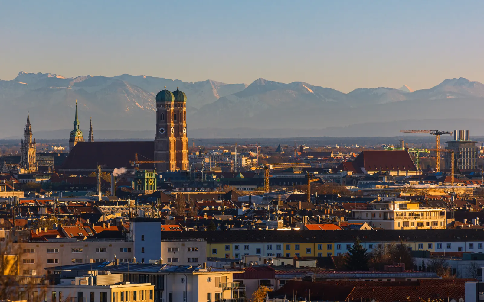 Blick über München mit Frauenkirche und Alpenpanorama